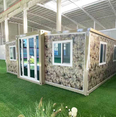 Seorang pria Cina memamerkan kondisi akomodasi di Qatar, dan rumah -rumah kontainer semuanya 